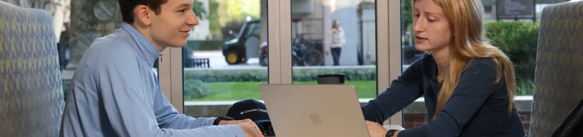 A faculty member at Columbia Engineering mentors a student.
