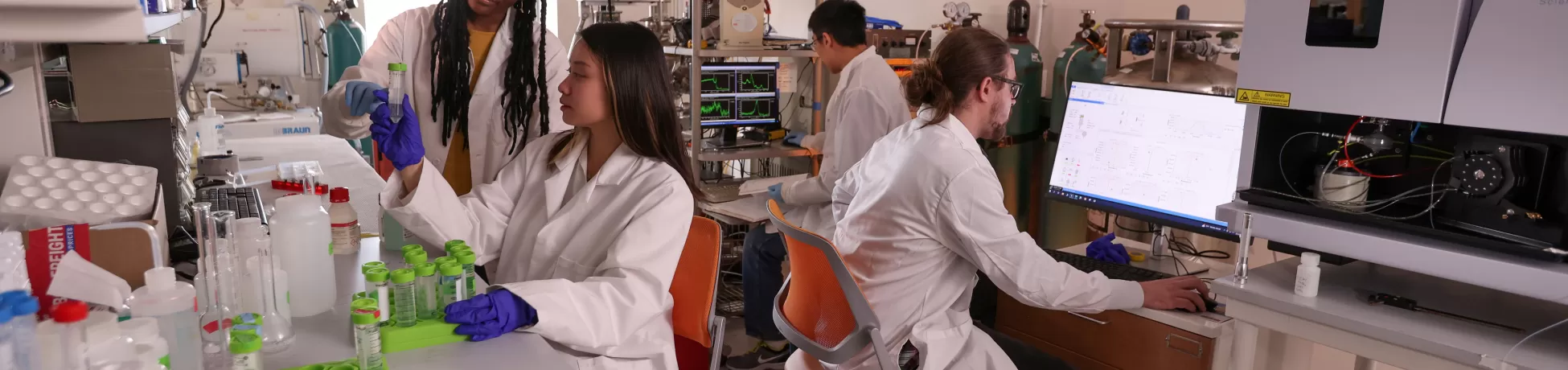 4 researchers working in a lab